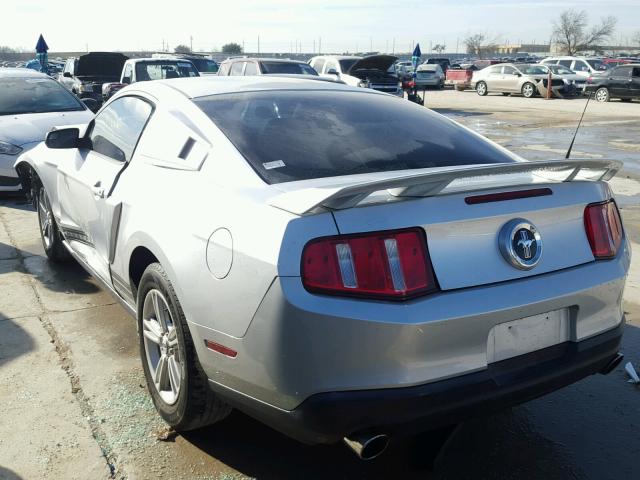 1ZVBP8AM5C5249385 - 2012 FORD MUSTANG SILVER photo 3