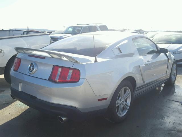 1ZVBP8AM5C5249385 - 2012 FORD MUSTANG SILVER photo 4