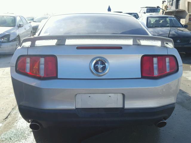 1ZVBP8AM5C5249385 - 2012 FORD MUSTANG SILVER photo 9