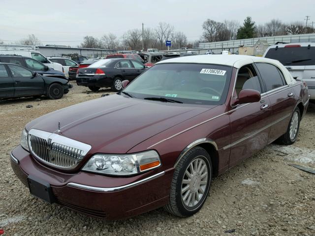 1LNHM81W74Y688901 - 2004 LINCOLN TOWN CAR E BURGUNDY photo 2