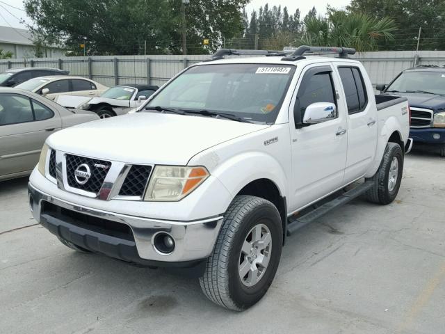 1N6AD07U36C449856 - 2006 NISSAN FRONTIER C WHITE photo 2