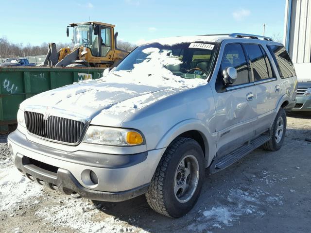 5LMPU28L8WLJ18715 - 1998 LINCOLN NAVIGATOR SILVER photo 2