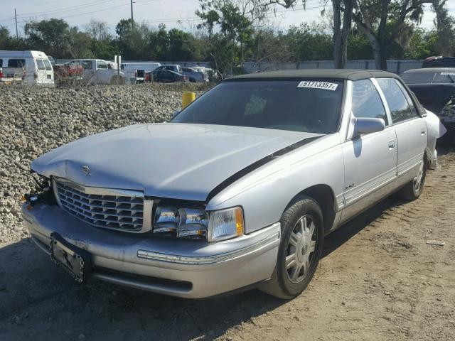 1G6KD54Y8XU765599 - 1999 CADILLAC DEVILLE SILVER photo 2