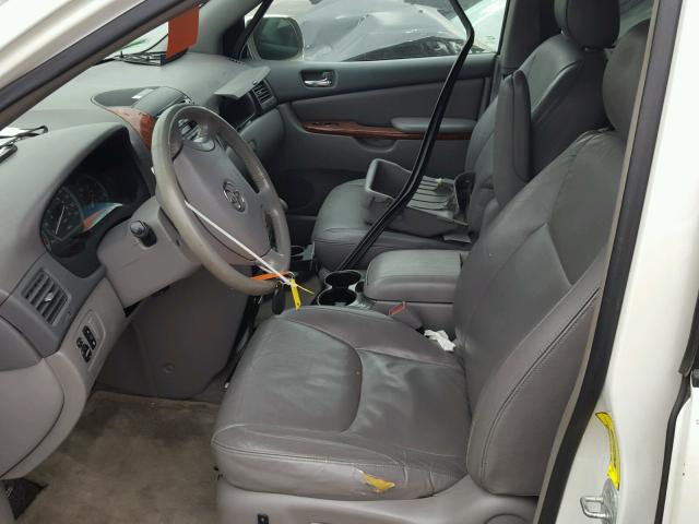 5TDZA22C14S046155 - 2004 TOYOTA SIENNA XLE WHITE photo 5