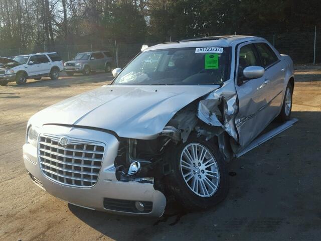 2C3KA53V89H621526 - 2009 CHRYSLER 300 TOURIN SILVER photo 2