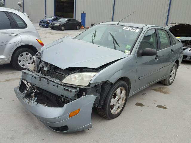 1FAHP34N45W110419 - 2005 FORD FOCUS ZX4 GREEN photo 2