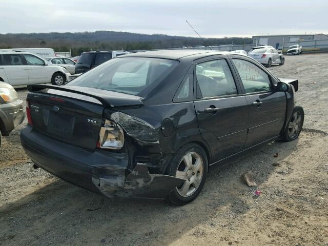 1FAFP34N75W217942 - 2005 FORD FOCUS ZX4 BLACK photo 4