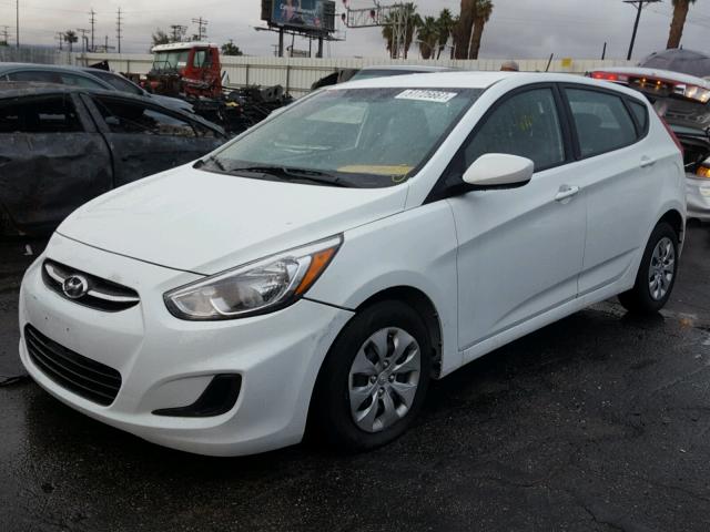 KMHCT5AE3GU255171 - 2016 HYUNDAI ACCENT SE WHITE photo 2