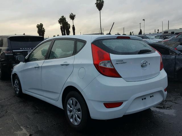 KMHCT5AE3GU255171 - 2016 HYUNDAI ACCENT SE WHITE photo 3