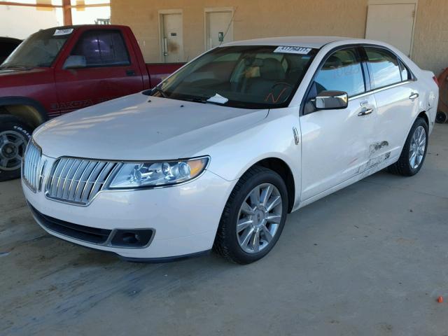 3LNHL2GC8AR615236 - 2010 LINCOLN MKZ WHITE photo 2