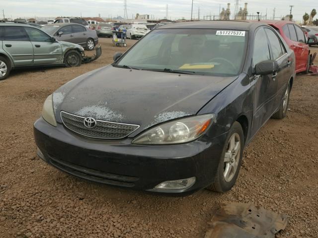 4T1BF30K32U003928 - 2002 TOYOTA CAMRY LE BLACK photo 2