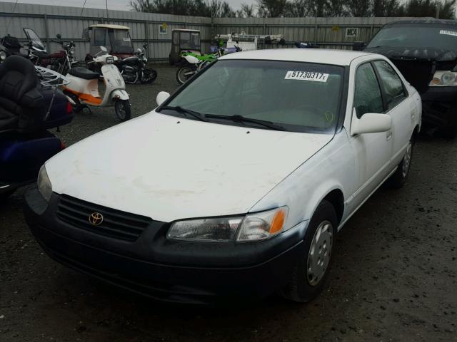 4T1BG22K5WU289257 - 1998 TOYOTA CAMRY CE WHITE photo 2