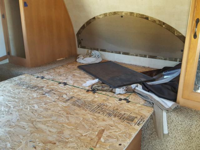 4YDT26R27B7201447 - 2011 KEYSTONE HORNET TWO TONE photo 5