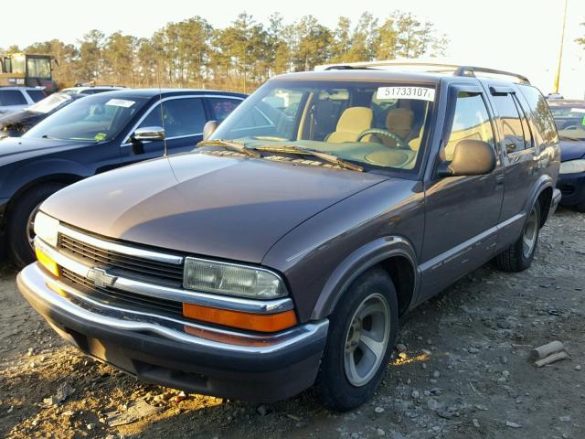 1GNCS13W7WK163228 - 1998 CHEVROLET BLAZER BROWN photo 2