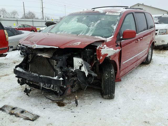 2A4RR5DX2AR128257 - 2010 CHRYSLER TOWN & COU RED photo 2