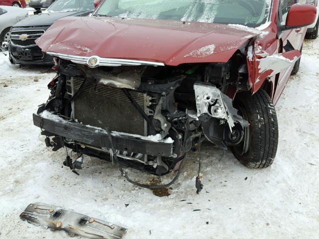 2A4RR5DX2AR128257 - 2010 CHRYSLER TOWN & COU RED photo 9