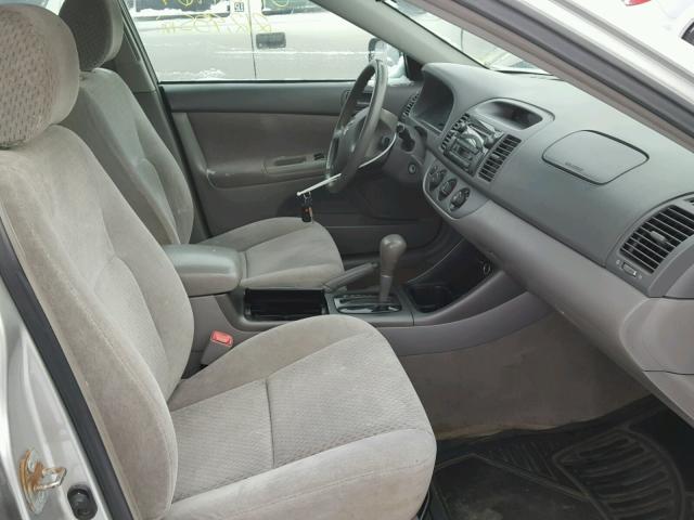 4T1BE32K04U917914 - 2004 TOYOTA CAMRY LE 银色 照片 5