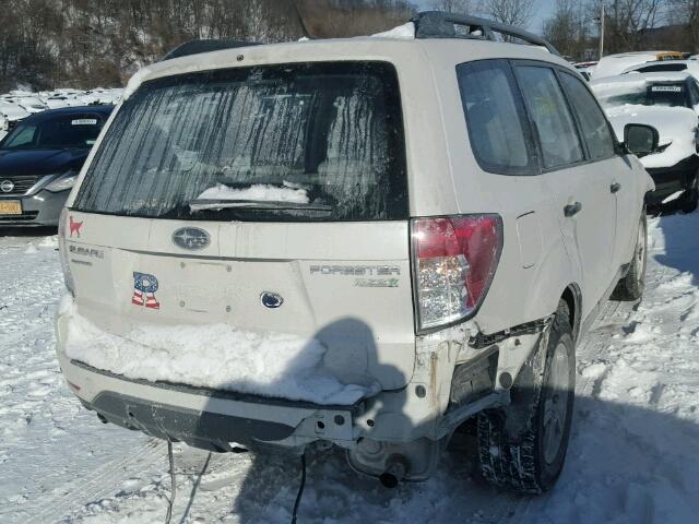 JF2SHABC3DH427597 - 2013 SUBARU FORESTER 2 WHITE photo 4