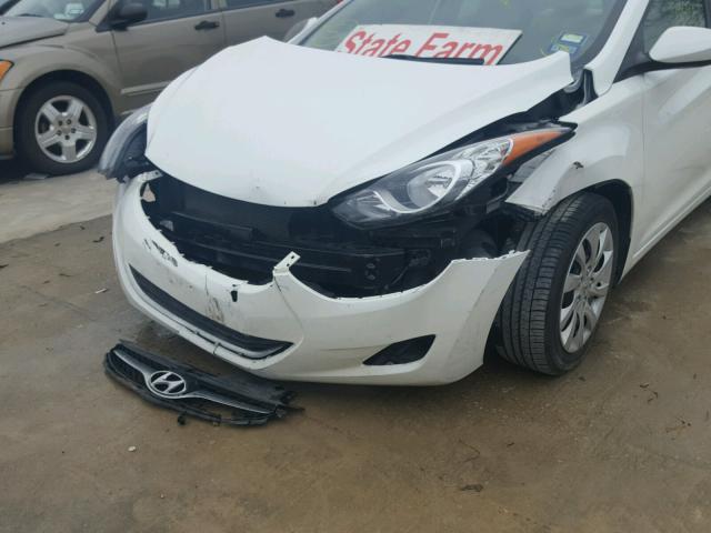 5NPDH4AE1CH123292 - 2012 HYUNDAI ELANTRA GL WHITE photo 9