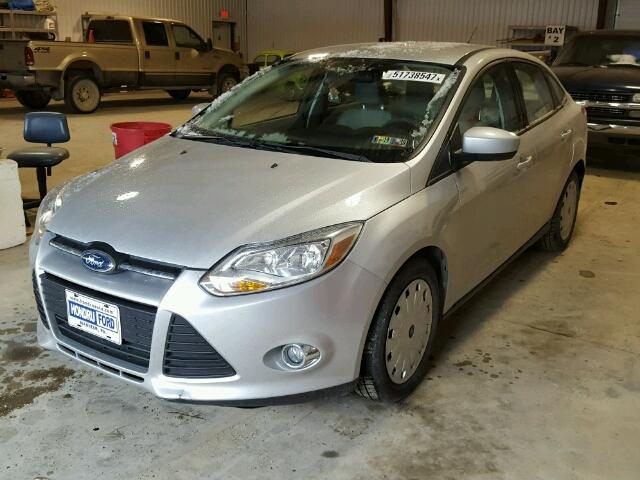 1FAHP3F29CL280048 - 2012 FORD FOCUS SE SILVER photo 2