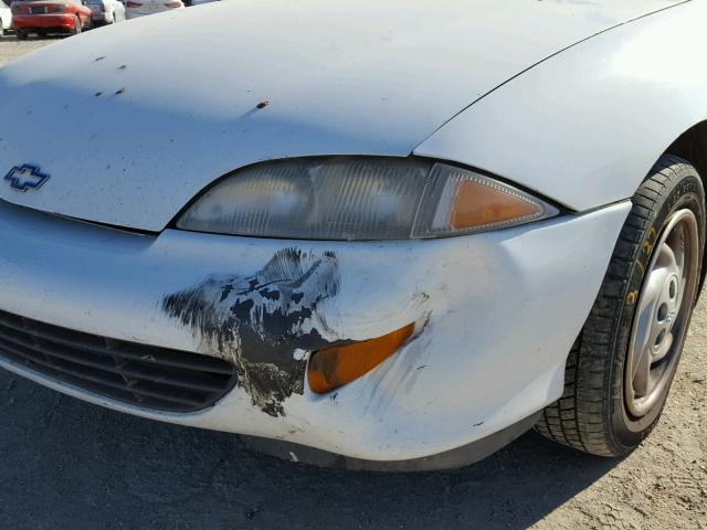 1G1JF5245W7134432 - 1998 CHEVROLET CAVALIER L WHITE photo 9