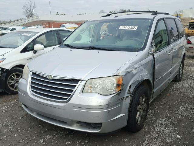 2A8HR54P88R697618 - 2008 CHRYSLER TOWN & COU SILVER photo 2