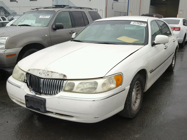 1LNHM81W61Y713895 - 2001 LINCOLN TOWN CAR E WHITE photo 2