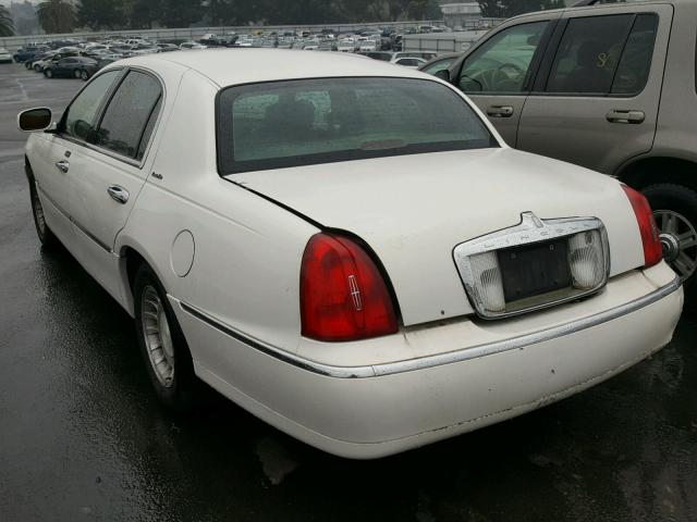 1LNHM81W61Y713895 - 2001 LINCOLN TOWN CAR E WHITE photo 3