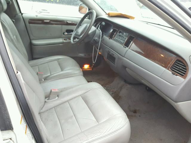 1LNHM81W61Y713895 - 2001 LINCOLN TOWN CAR E WHITE photo 5