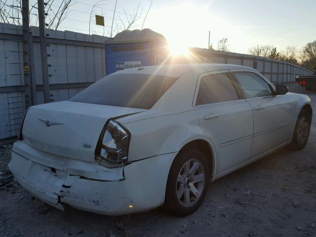 2C3KA53G16H495751 - 2006 CHRYSLER 300 TOURIN WHITE photo 4