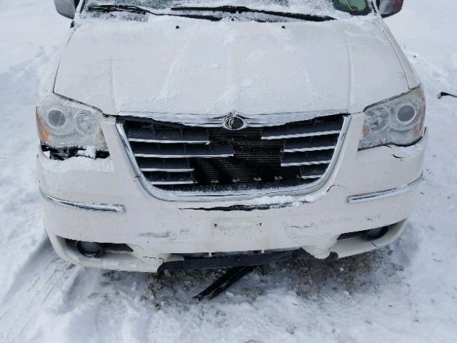 2A8HR64XX8R700864 - 2008 CHRYSLER TOWN & COU WHITE photo 9