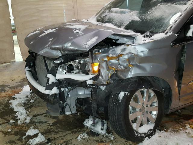 2C4RC1BG2FR560471 - 2015 CHRYSLER TOWN & COU SILVER photo 9