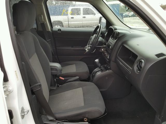 1J4NT1GA2BD236575 - 2011 JEEP PATRIOT SP WHITE photo 5