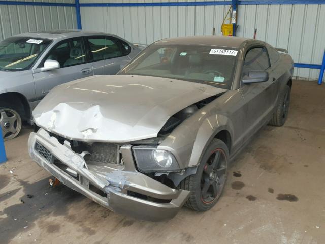 1ZVFT80NX55241583 - 2005 FORD MUSTANG BROWN photo 2