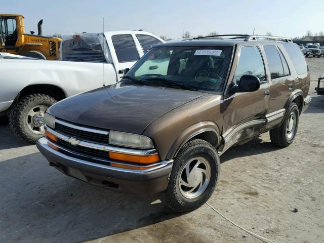 1GNDT13W7W2218956 - 1998 CHEVROLET BLAZER BROWN photo 2