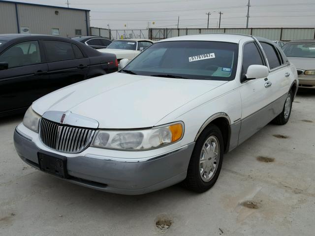 1LNHM81W4YY808787 - 2000 LINCOLN TOWN CAR E WHITE photo 2