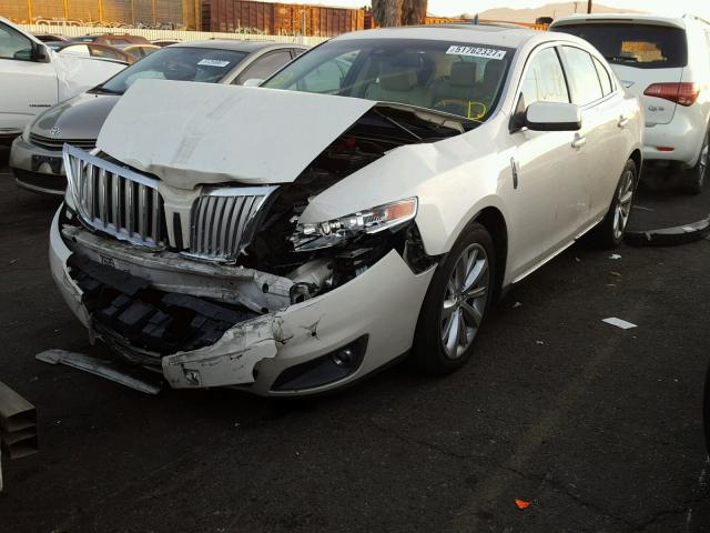 1LNHM94R09G604197 - 2009 LINCOLN MKS WHITE photo 2