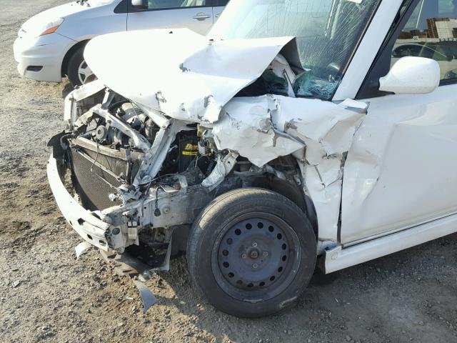 JTLKT324964109208 - 2006 TOYOTA SCION XB WHITE photo 9