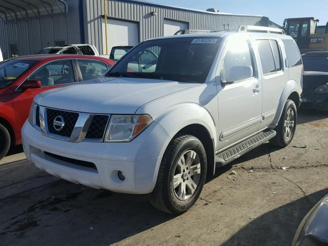 5N1AR18W25C766175 - 2005 NISSAN PATHFINDER WHITE photo 2