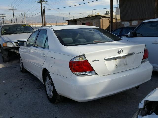 4T1BE32K85U385281 - 2005 TOYOTA CAMRY LE WHITE photo 3