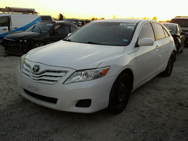 4T1BF3EK0BU702247 - 2011 TOYOTA CAMRY BASE WHITE photo 2