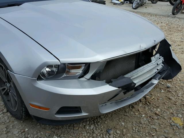 1ZVBP8EN3A5116205 - 2010 FORD MUSTANG SILVER photo 9