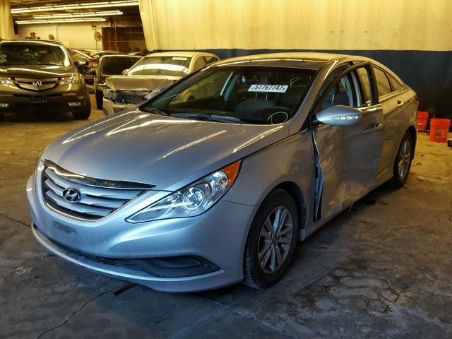 5NPEB4AC0EH922293 - 2014 HYUNDAI SONATA GLS SILVER photo 2