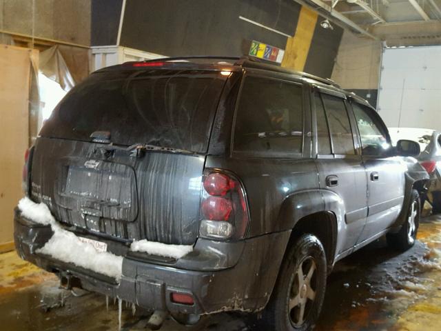 1GNDT13S352256888 - 2005 CHEVROLET TRAILBLAZE GRAY photo 4