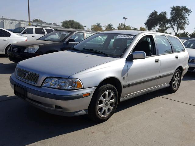 YV1VW2553YF538148 - 2000 VOLVO V40 SILVER photo 2