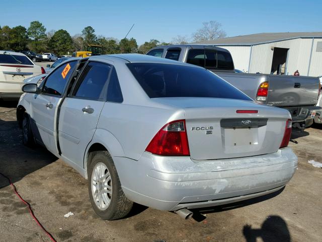 1FAFP34N17W132033 - 2007 FORD FOCUS ZX4 SILVER photo 3