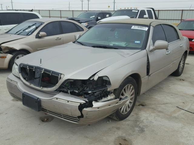 1LNHM82W43Y661412 - 2003 LINCOLN TOWN CAR S BEIGE photo 2