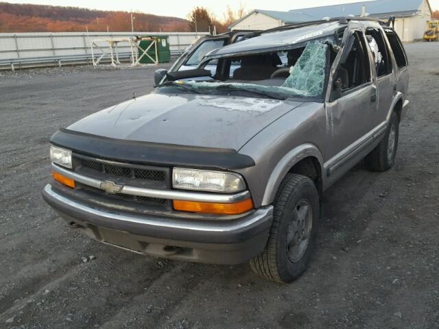 1GNDT13W012213865 - 2001 CHEVROLET BLAZER GOLD photo 2