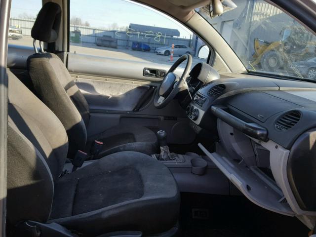 3VWBC21C4YM501709 - 2000 VOLKSWAGEN NEW BEETLE 银色 照片 5