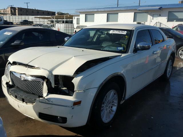 2C3CA5CV4AH220905 - 2010 CHRYSLER 300 TOURIN WHITE photo 2